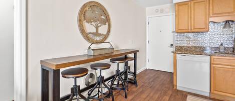 Apartment, Mehrere Betten, Balkon, Poolblick (A Place at the Beach 3I) | Innenbereich