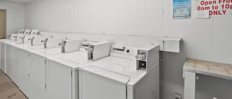 Apartamento, varias camas, balcón, vistas a la piscina (A Place at the Beach 3I) | Lavandería