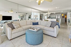 Condo, várias camas, banheira de imersão, vista para o oceano (ASHWORTH 1801) | Área de estar