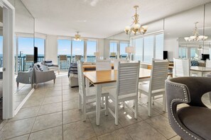 Appart'hôtel, plusieurs lits, bain à remous, vue océan (ASHWORTH 1801) | Coin séjour