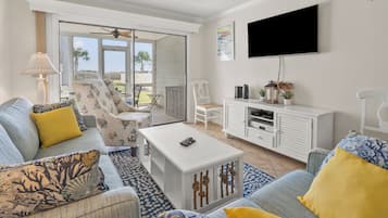 Condo, Multiple Beds, Kitchen, Beach View | Living area