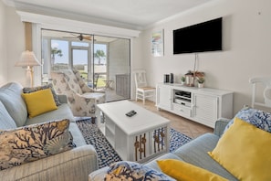 Condo, Multiple Beds, Kitchen, Beach View | Living area