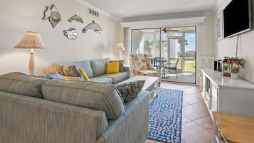 Condo, Multiple Beds, Kitchen, Beach View | Living area