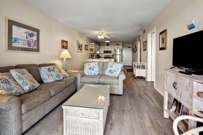 Apartment, 2 Queen-Betten, Balkon, Meerblick (Sea Cloisters 203B) | Wohnbereich