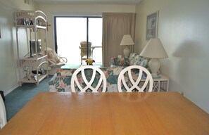 Condo, 2 camas Queen, sacada, vista para o oceano (Sea Cloisters 203B) | Área de estar