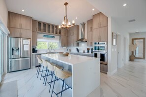 Jääkaappi, mikroaaltouuni, astianpesukone, kahvin-/teenkeitin