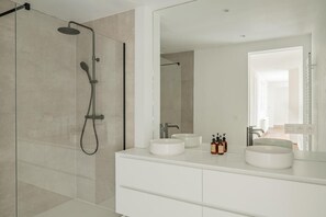 Shower, hair dryer, towels