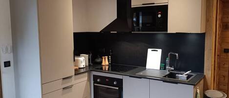 Een koelkast, een oven, een vaatwasser, een broodrooster