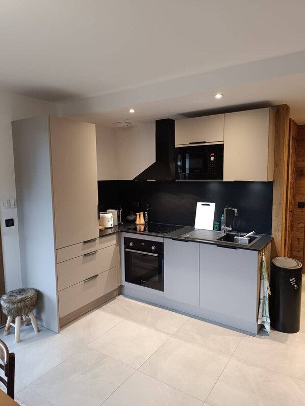 Fridge, oven, dishwasher, toaster