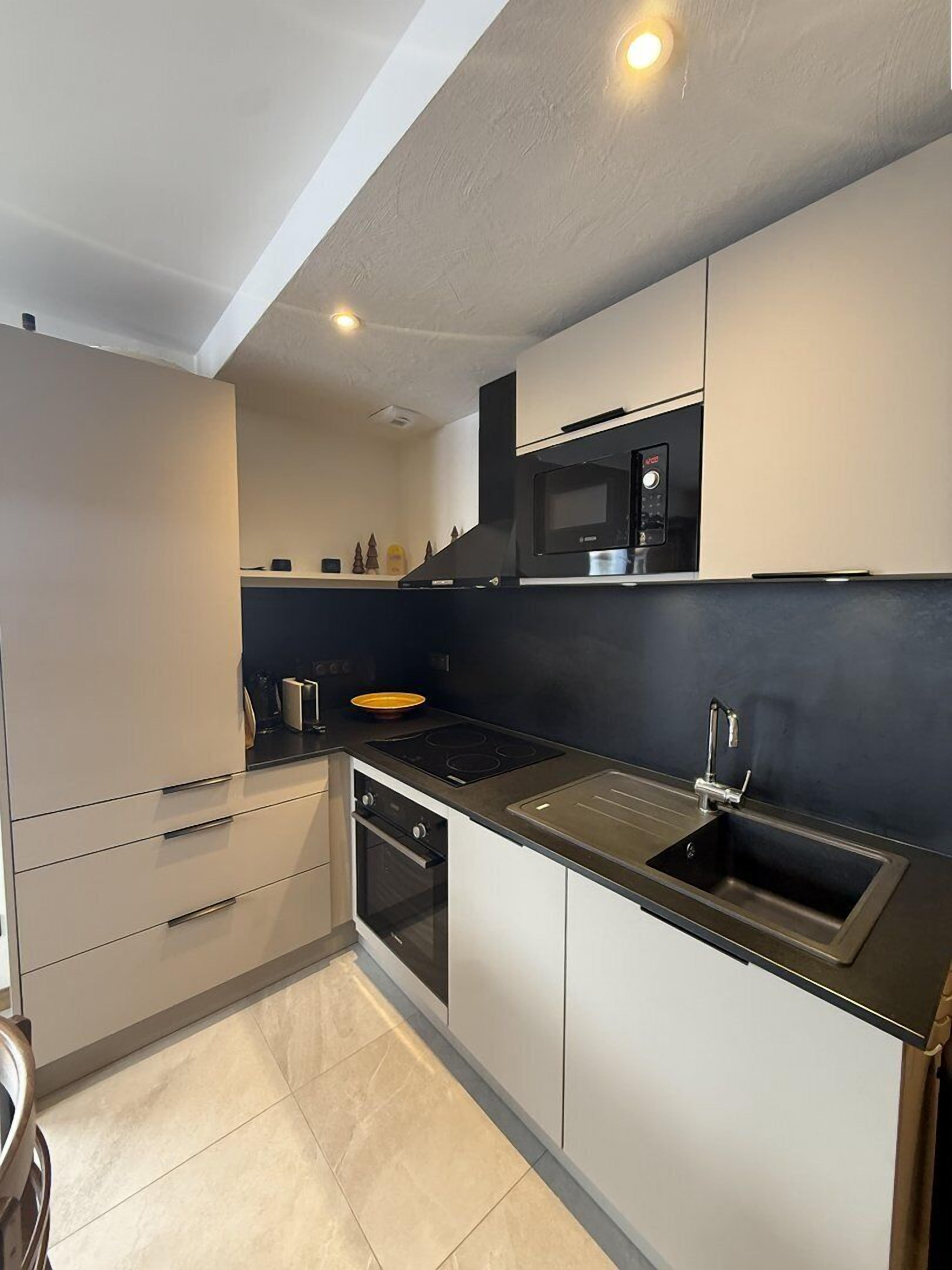 Réfrigérateur, un four, lave-vaisselle, grille-pain