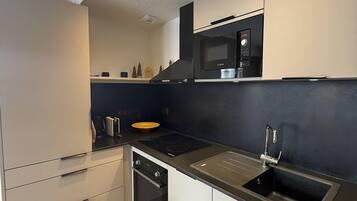 Réfrigérateur, un four, lave-vaisselle, grille-pain