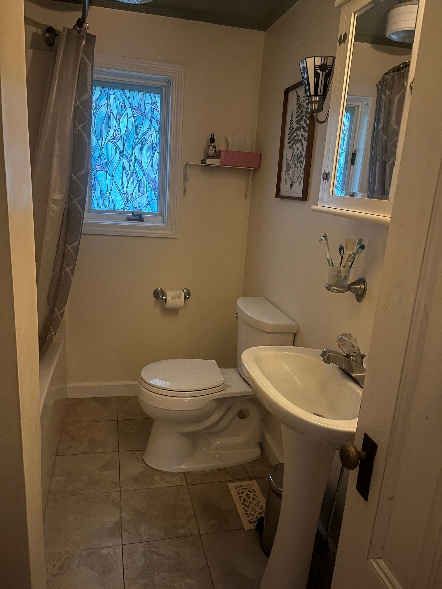 Ein kleines Badezimmer mit Toilette, Waschbecken und Dusche.