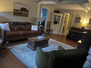 TV connectée, livres, chaîne hi-fi