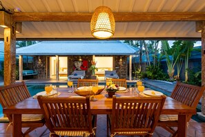 Basic Villa | Açık havada yemek servisi