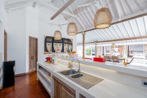 Horno, placa de cocina, licuadora, utensilios de cocina