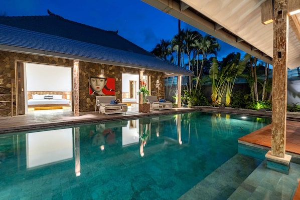 Una piscina al aire libre
