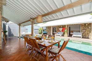 Eenvoudige villa | Buiten dineren