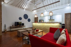 Villa – basic | Oppholdsområde | En 43-tommers TV med digitale kanaler samt Netflix og strømmetjenester