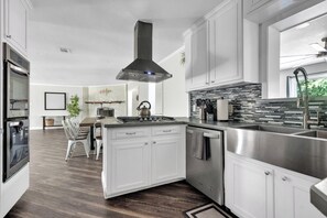 Een koelkast, een microgolfoven, een oven, een kookplaat