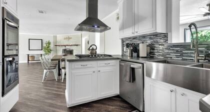 Sleeps 20 w Heated Pool & HotTub by Stockyards DFW