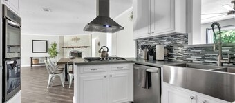 Sleeps 20 w Heated Pool & HotTub by Stockyards DFW