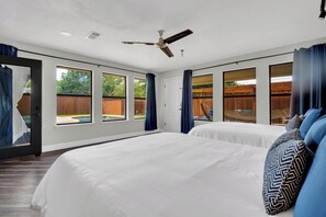 5 bedrooms, iron/ironing board, free WiFi, bed sheets - Sleeps 20 w Heated Pool & HotTub by Stockyards DFW (Fort Worth)