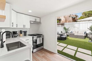 Fridge, oven, stovetop, coffee/tea maker