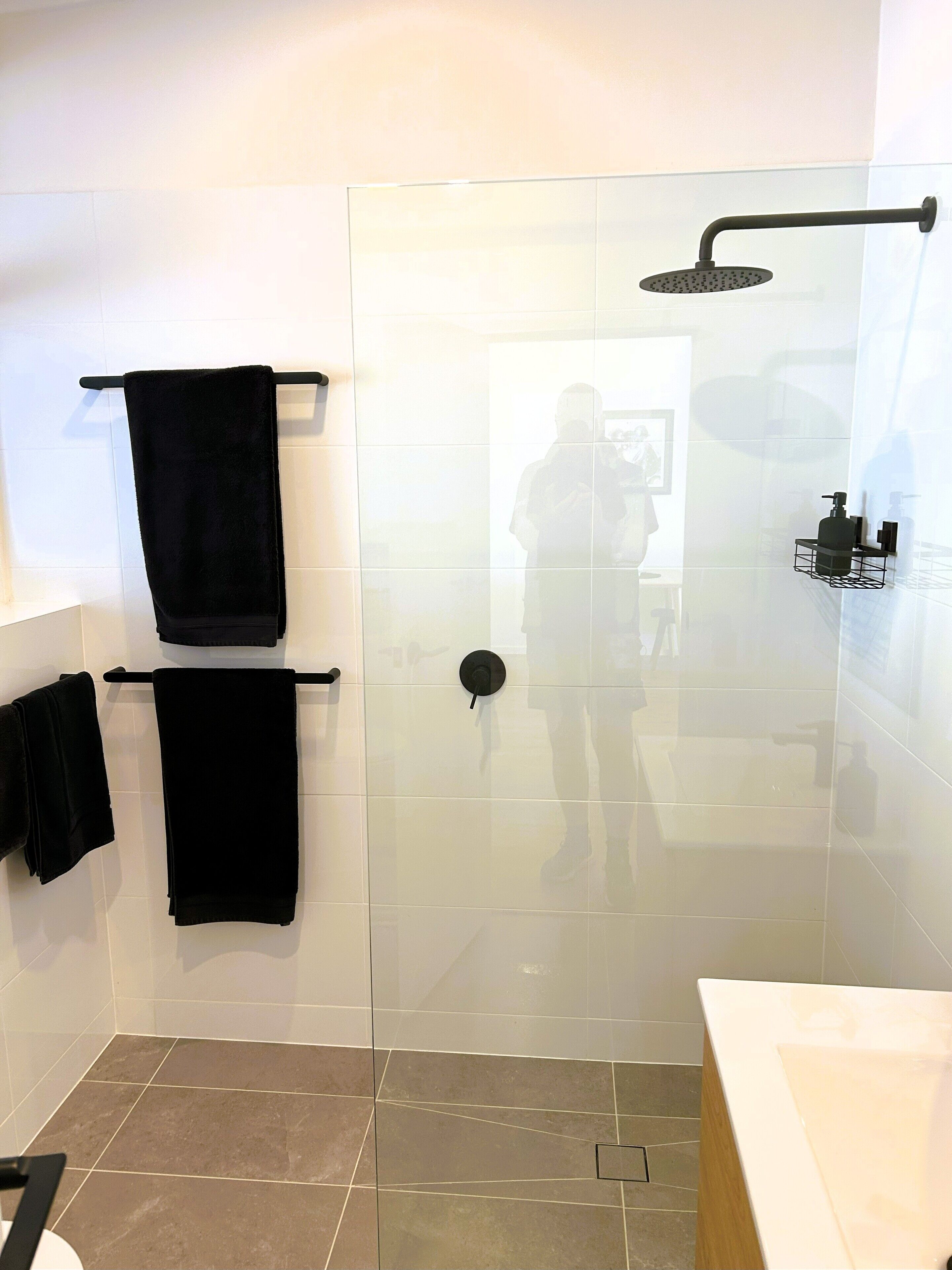 Een douche, een haardroger, handdoeken, zeep