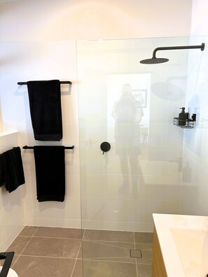 Dusj, hårføner, håndklær og såpe