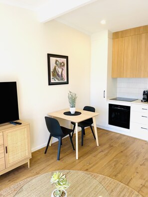 Dining - Stunning Modern Self-contained Apartment (Hazelwood Park)