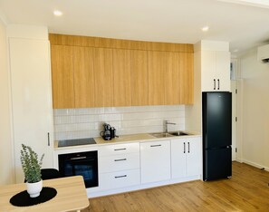 Fridge, microwave, oven, stovetop - Stunning Modern Self-contained Apartment (Hazelwood Park)
