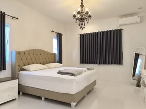 Desk, free WiFi - Omah Putih Menoreh (Moyudan)