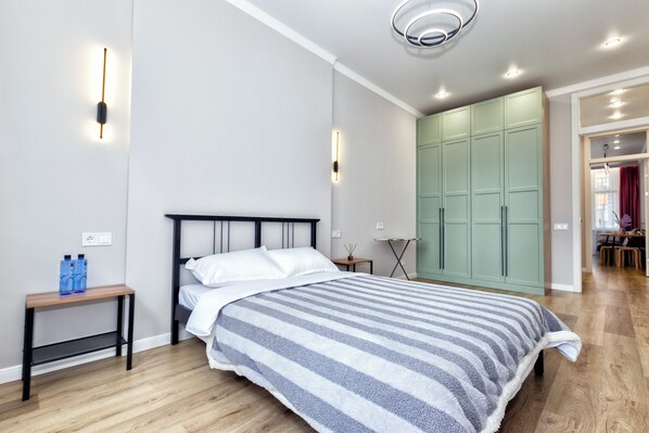 1 bedroom, iron/ironing board, internet, bed sheets