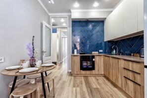 Refrigerador, horno, parrilla de estufa y tetera eléctrica 
