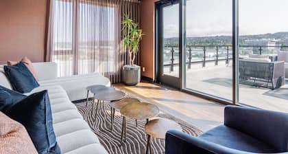 Blueground | Ingold - Milldale, pool, nr Bayfront Park