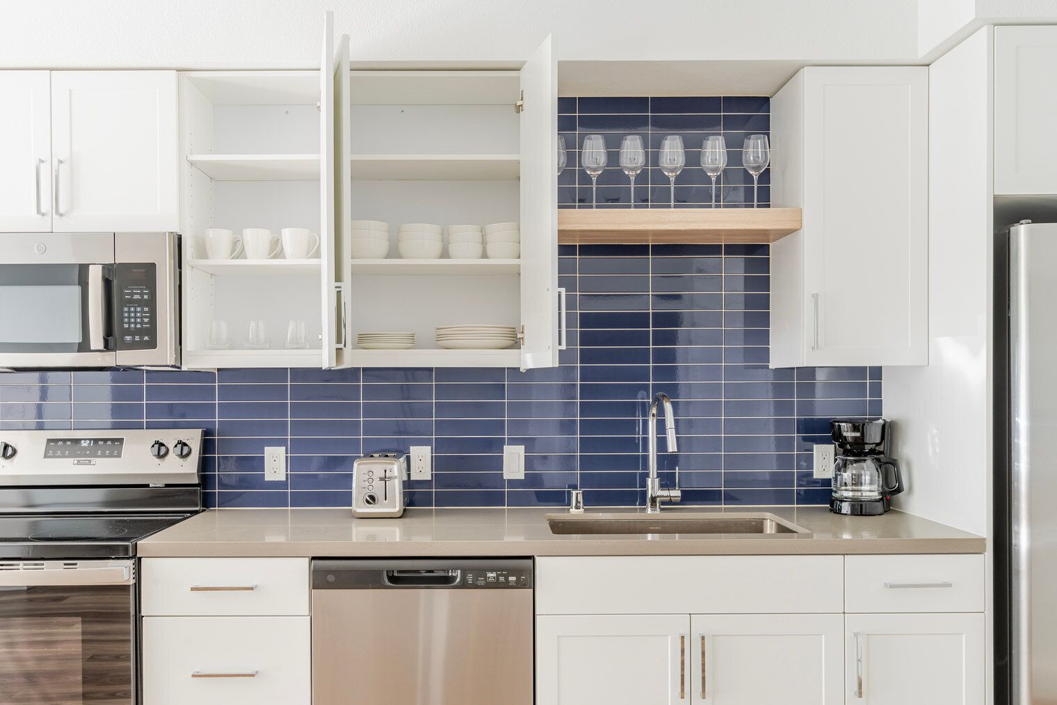 冰箱、微波炉、烤箱、炉灶