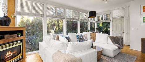 Télévision, cheminée