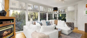 Elegant 1913 Heritage Home in Best Neighborhood Close to Downtown Victoria