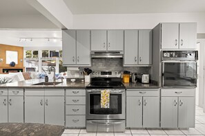 Micro-ondes, four, plaque de cuisson, lave-vaisselle
