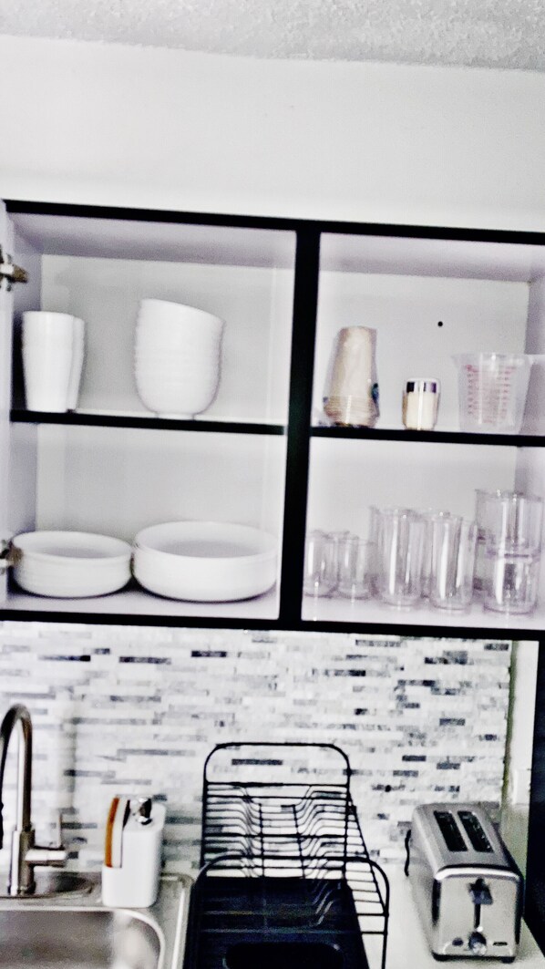 Een microgolfoven, een kookplaat