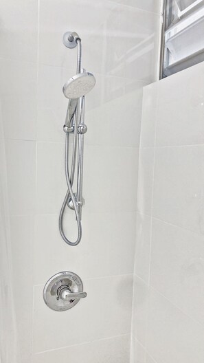Secador de cabelo, toalhas de banho, sabonete, papel higiênico