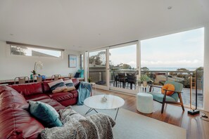 Televisión y chimenea 