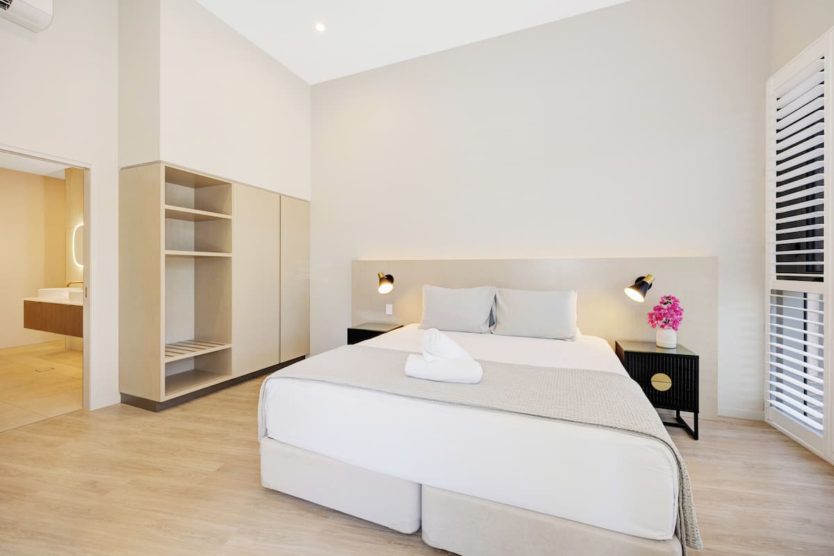 Habitación (Executive Suite Room) | Camas con pillow-top, minibar y caja de seguridad en la habitación