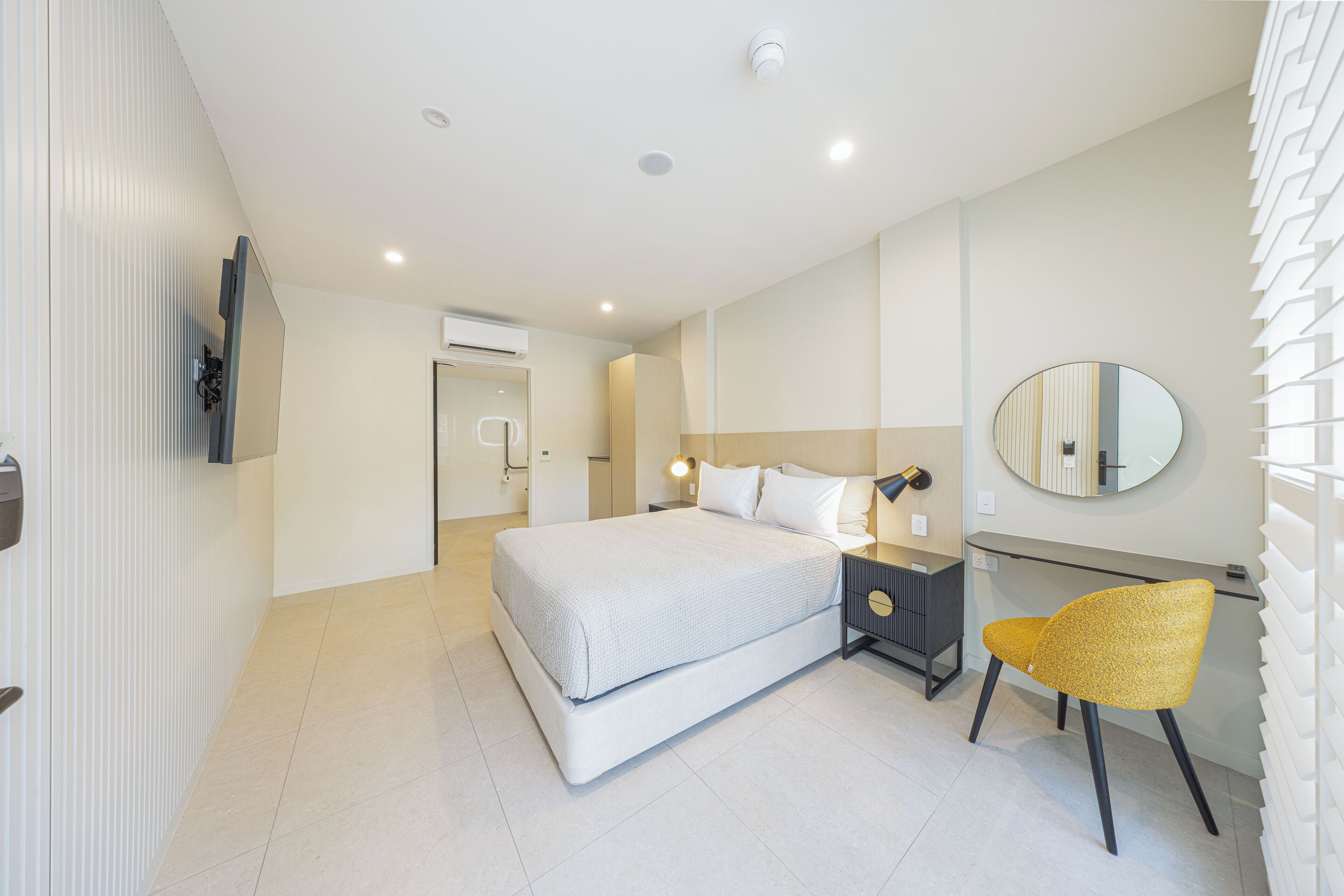 Comfort Double Room, Mobility Accessible, Non Smoking | Minibar, in-room safe, desk, laptop workspace