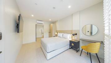 Habitación doble Confort, acceso para personas con movilidad reducida, para no fumadores | Minibar, caja de seguridad en la habitación y escritorio