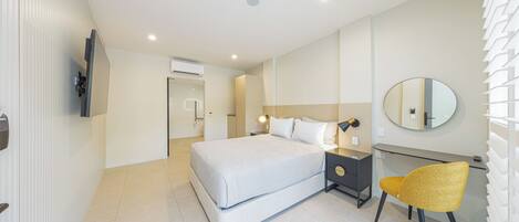 Comfort dubbelrum - tillgänglighetsanpassat för personer med begränsad rörlighet - icke-rökare | Minibar, värdeförvaringsskåp på rummet och skrivbord