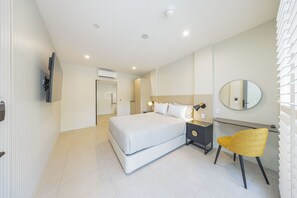 Habitación doble Confort, acceso para personas con movilidad reducida, para no fumadores | Minibar, caja de seguridad en la habitación y escritorio 