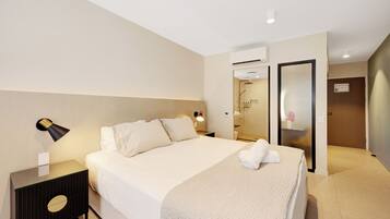 Superior-Zimmer (Superior Garden View Room) | Pillowtop-Betten, Minibar, Zimmersafe, Schreibtisch