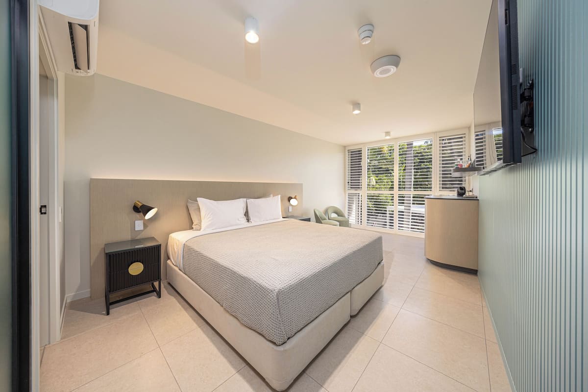 Habitación superior | Minibar, caja de seguridad en la habitación y escritorio