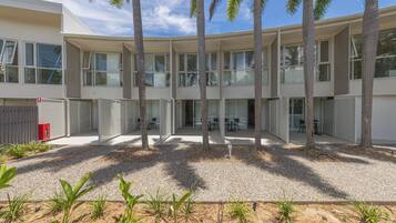 Vista frontal de la propiedad